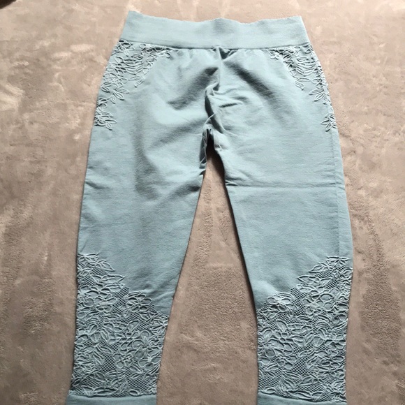 Fabletics Baby Blue Yogi Capris NWOT - Picture 4 of 4
